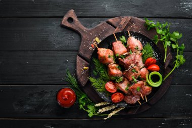 Sebzeli şişler. Siyah tabakta kebap. Üst te. Ücretsiz kopyalama alanı.