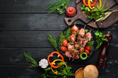 Sebzeli şişler. Siyah tabakta kebap. Üst te. Ücretsiz kopyalama alanı.