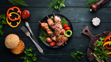 Sebzeli şişler. Siyah tabakta kebap. Üst te. Ücretsiz kopyalama alanı.