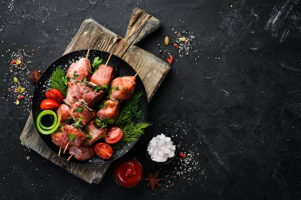 Pinzas Con Verduras Kebab Plato Negro Vista Superior Espacio Libre — Foto de Stock