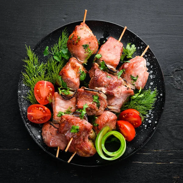 Spiesjes Met Groenten Kebab Een Zwarte Plaat Bovenaanzicht Vrije Kopieer — Stockfoto