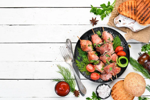 Pinzas Con Verduras Kebab Plato Negro Vista Superior Espacio Libre — Foto de Stock