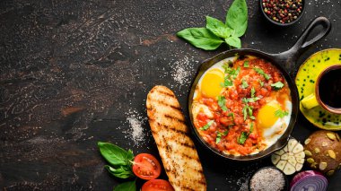 Shakshuka domates ve sebze ile çırpılmış yumurta. Kahvaltı. Tabakta. Üst te. Düz döşeme kompozisyonU Ücretsiz kopyalama alanı.