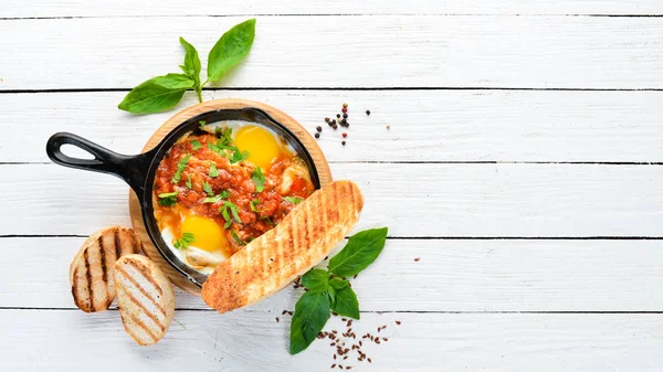 샤크슈카 스크램블에 토마토와 채소를 곁들인 스크램블 접시에 컴포지션 — 스톡 사진