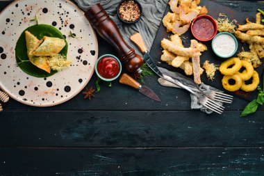 Deniz ürünleri yemekleri. Üst te. Metniniz için boş alan. Rustik stil.