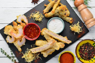 Fırında Deniz Ürünleri. kalamar, karides, somon. Üst te. Metniniz için boş alan. Rustik stil.