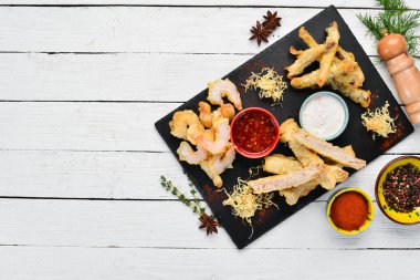 Fırında Deniz Ürünleri. kalamar, karides, somon. Üst te. Metniniz için boş alan. Rustik stil.