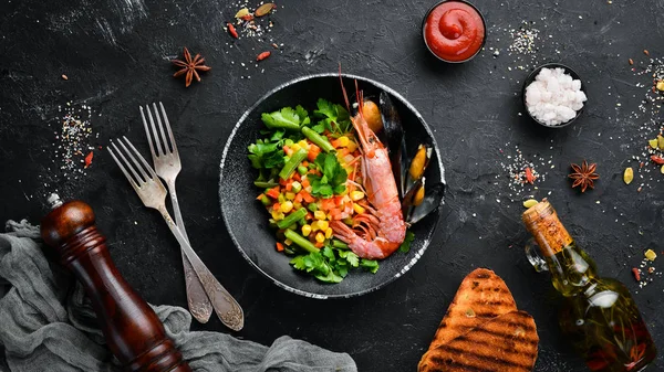 野菜のシーフード エビとムール貝の煮込み野菜 黒い皿の中にトップビュー 無料コピースペース — ストック写真