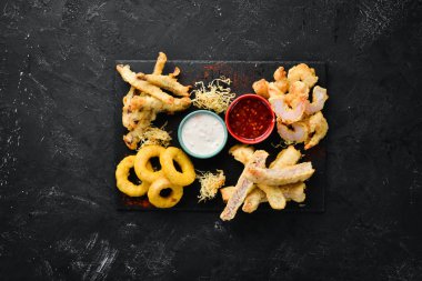 Fırında Deniz Ürünleri. kalamar, karides, somon. Üst te. Metniniz için boş alan. Rustik stil.