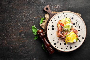 Pastırma, yumurta ve biberli sandviç. Kahvaltı. Tabakta. Üst te. Düz döşeme kompozisyonU Ücretsiz kopyalama alanı.