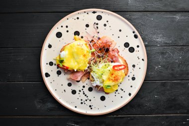 Pastırma, yumurta ve biberli sandviç. Kahvaltı. Tabakta. Üst te. Düz döşeme kompozisyonU Ücretsiz kopyalama alanı.