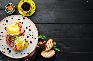 Pastırma, yumurta ve biberli sandviç. Kahvaltı. Tabakta. Üst te. Düz döşeme kompozisyonU Ücretsiz kopyalama alanı.