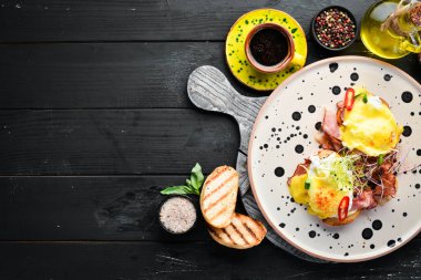 Pastırma, yumurta ve biberli sandviç. Kahvaltı. Tabakta. Üst te. Düz döşeme kompozisyonU Ücretsiz kopyalama alanı.