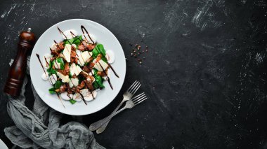 Dana eti, ıspanak, mantar ve Parmesan peyniri salatası. Üst te. Metniniz için boş alan.