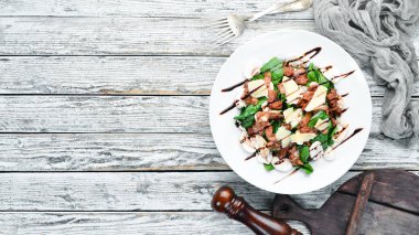 Dana eti, ıspanak, mantar ve Parmesan peyniri salatası. Üst te. Metniniz için boş alan.