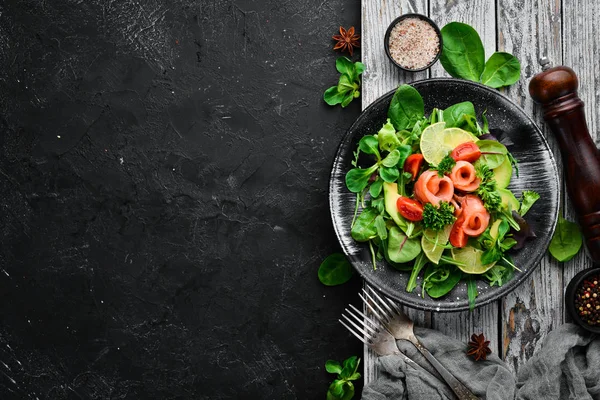 Salada Com Salmão Abacate Tomate Espinafre Uma Placa Preta Fundo — Fotografia de Stock