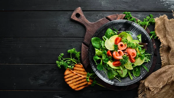 Salada Com Salmão Abacate Tomate Espinafre Uma Placa Preta Fundo — Fotografia de Stock