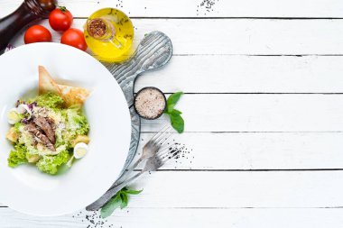 Dana eti ile Sebze Sezar Salatası. Tabakta. Üst te. Metniniz için boş alan. Rustik stil.