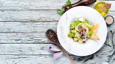 Dana eti ile Sebze Sezar Salatası. Tabakta. Üst te. Metniniz için boş alan. Rustik stil.