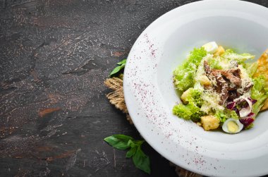 Dana eti ile Sebze Sezar Salatası. Tabakta. Üst te. Metniniz için boş alan. Rustik stil.