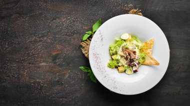 Dana eti ile Sebze Sezar Salatası. Tabakta. Üst te. Metniniz için boş alan. Rustik stil.