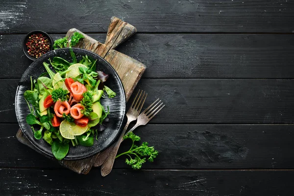 Somon Avokado Domates Ispanak Salatası Ahşap Arka Plan Üst Görünümünde — Stok fotoğraf