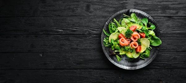 Salade Met Zalm Avocado Tomaten Spinazie Een Zwarte Plaat Een — Stockfoto