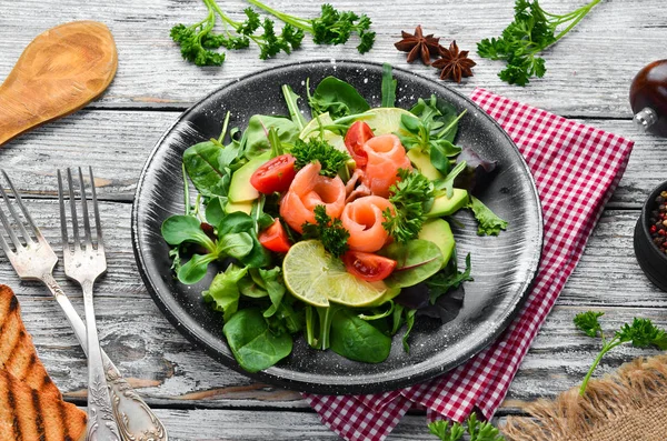 Salad Salmon Avocados Tomatoes Spinach Black Plate Wooden Background Top — Stock Photo, Image