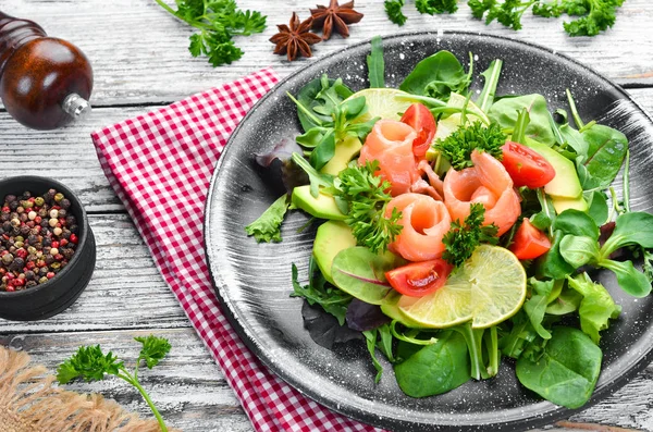 Salada Com Salmão Abacate Tomate Espinafre Uma Placa Preta Fundo — Fotografia de Stock