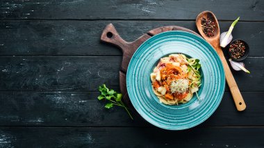 Ananas ve havuçlu makarna. Tabakta. Üst te. Metniniz için boş alan. Rustik stil.