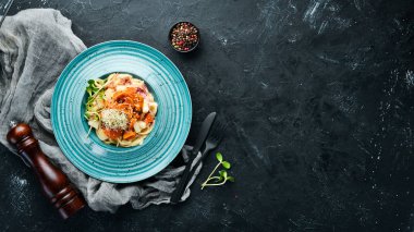 Ananas ve havuçlu makarna. Tabakta. Üst te. Metniniz için boş alan. Rustik stil.