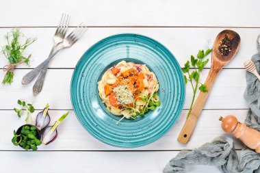 Ananas ve havuçlu makarna. Tabakta. Üst te. Metniniz için boş alan. Rustik stil.