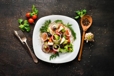 Beyaz peynirli Yunan salatası. Üst te. ücretsiz kopyalama alanı.