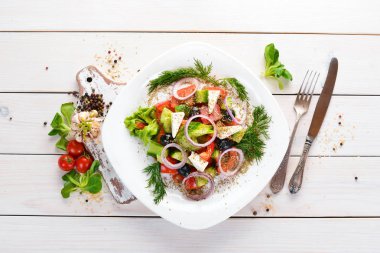 Beyaz peynirli Yunan salatası. Üst te. ücretsiz kopyalama alanı.