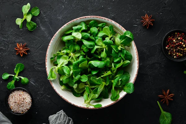 Insalata Lattuga Verde Fresca Piatto Uno Sfondo Legno Vista Dall — Foto Stock