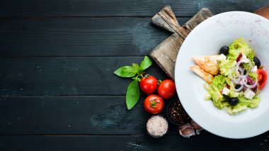 Yunan salatası. Beyaz peynir, zeytin ve kiraz domates ile sebze salatası. Tabakta. Üst te. Metniniz için boş alan. Rustik stil.