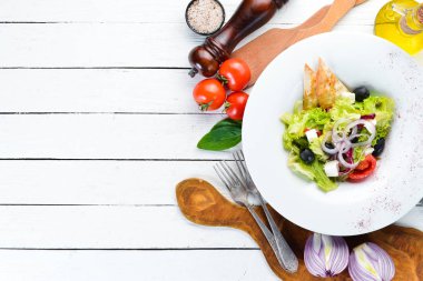 Yunan salatası. Beyaz peynir, zeytin ve kiraz domates ile sebze salatası. Tabakta. Üst te. Metniniz için boş alan. Rustik stil.