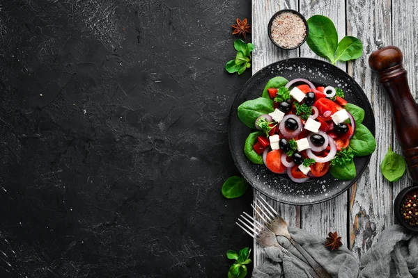 Insalata Greca Con Pomodori Paprica Cipolle Formaggio Feta Piatto Nero — Foto Stock