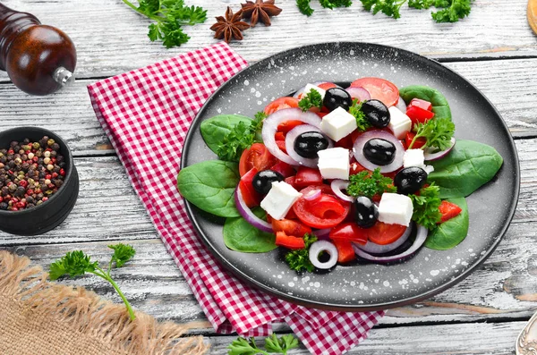 Řecký Salát Rajčaty Paprikou Cibulí Sýrem Feta Černé Desce Dřevěné — Stock fotografie