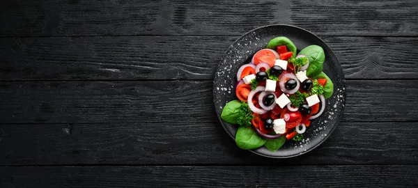 Griekse Salade Met Tomaten Paprika Uien Feta Kaas Een Zwarte — Stockfoto