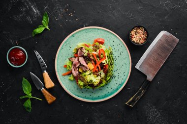 Avokado ve dana eti ile sebze salatası. Tabakta. Üst te. Metniniz için boş alan. Rustik stil.