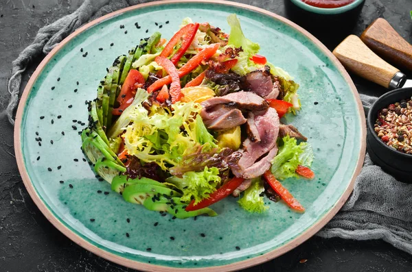 Ensalada Verduras Con Aguacate Ternera Plato Vista Superior Espacio Libre — Foto de Stock