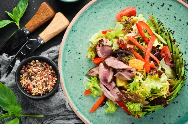 アボカドと牛の野菜サラダ 皿の中だトップビュー テキストの空き領域 素朴なスタイル — ストック写真