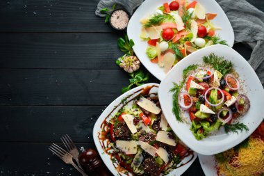 Sebze salataları geniş bir seçim. Üst te. ücretsiz kopyalama alanı.