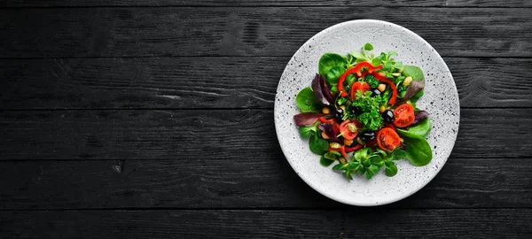 Groente Salade Met Spinazie Tomaten Paprika Pompoenpitten Een Bord Een — Stockfoto