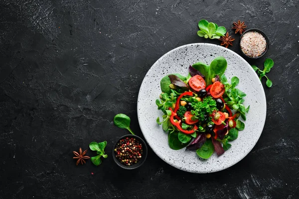 Salada Vegetal Com Espinafre Tomates Páprica Sementes Abóbora Uma Chapa — Fotografia de Stock