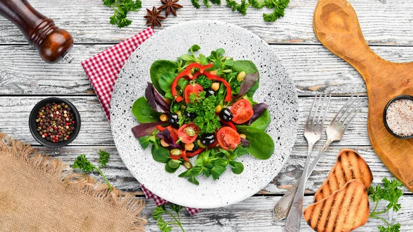 Ispanak Domates Kırmızı Biber Kabak Çekirdeği Ile Sebze Salatası Ahşap — Stok fotoğraf