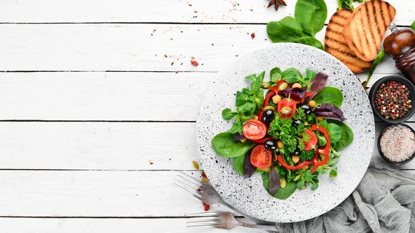 Salada Vegetal Com Espinafre Tomates Páprica Sementes Abóbora Uma Chapa — Fotografia de Stock