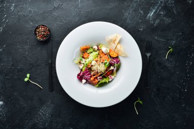 Beyaz peynirli lahanalı sebze salatası. Tabakta. Üst te. Metniniz için boş alan. Rustik stil.