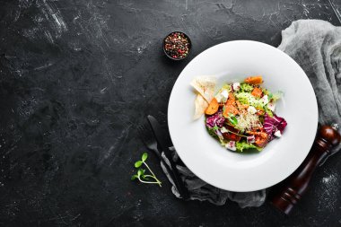 Beyaz peynirli lahanalı sebze salatası. Tabakta. Üst te. Metniniz için boş alan. Rustik stil.